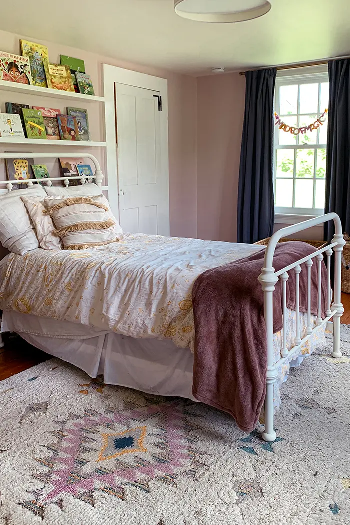 Kids bedroom layout featured image, girls bedroom with the bed in the middle of the room