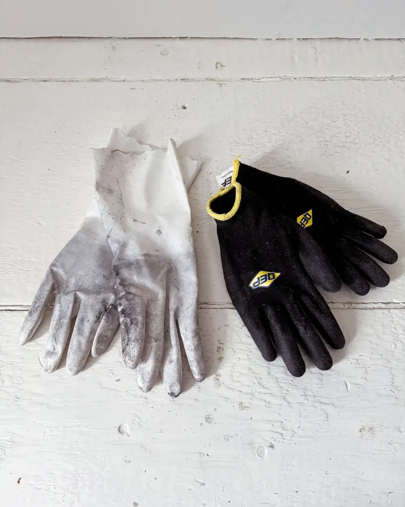 Gloves for grouting including a pair of rubber gloves with a long cuff and breathable gloves with coated palm and fingers