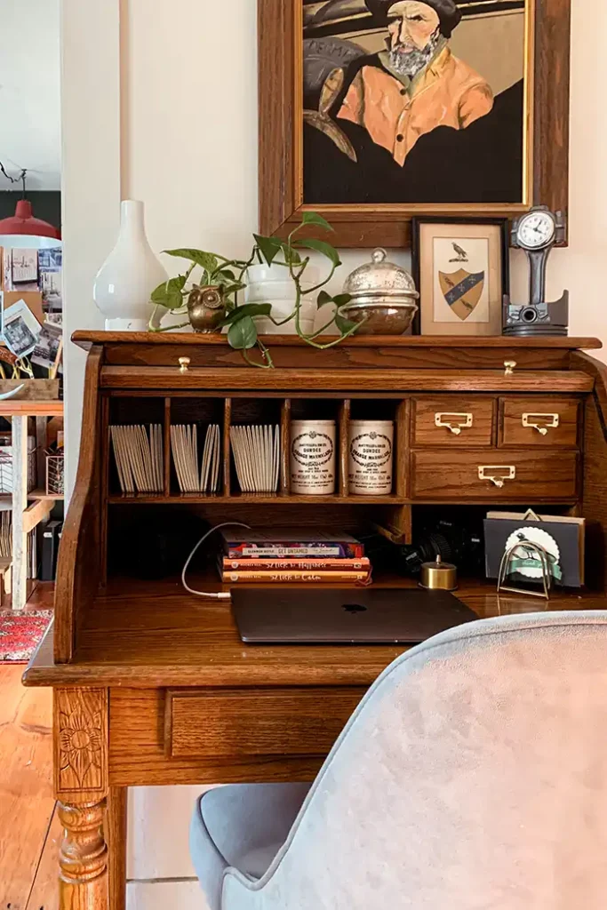 How to declutter when overhwelmed featured image of a clutter-free desk and work space