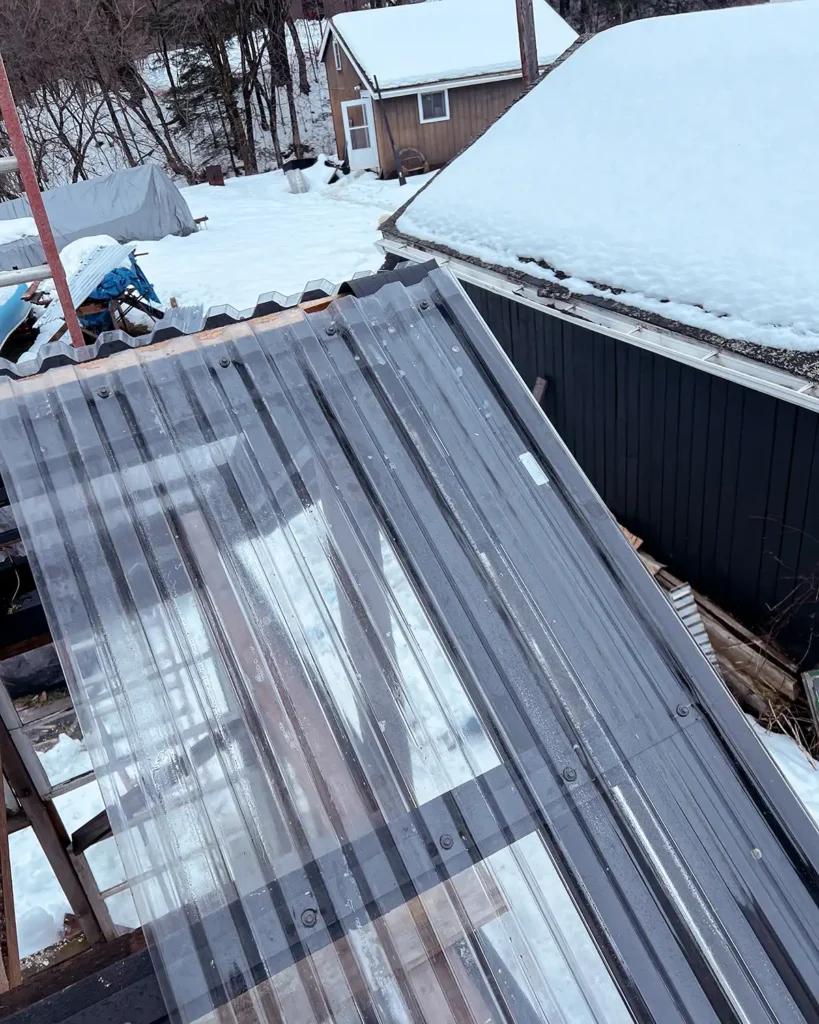 Screwing polycarbonate to closure strips on a greenhouse roof